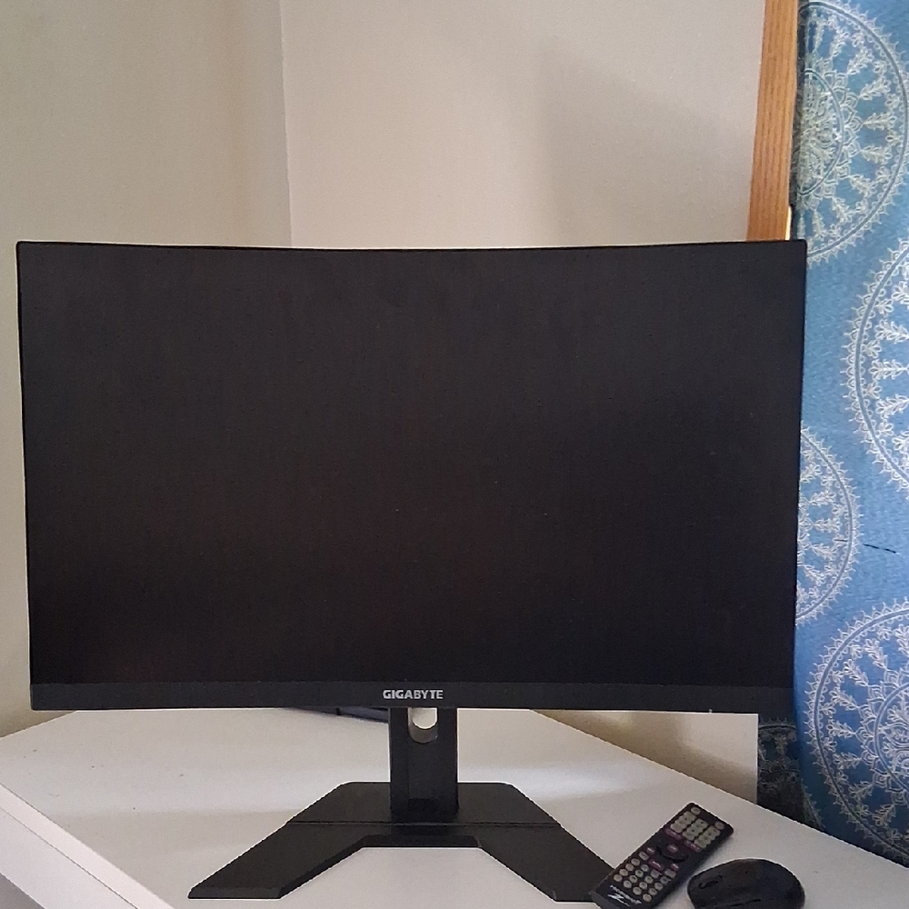 GIGABYTE Black Curved Display